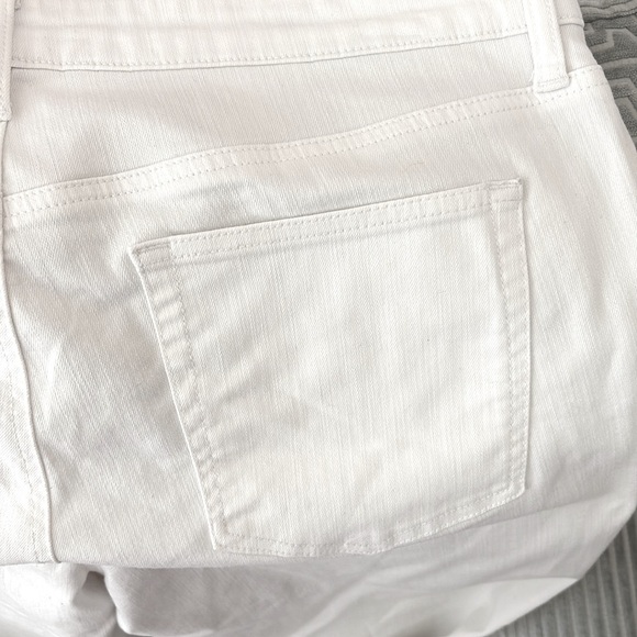Talbots White Crop Flare, Five Pockets, Jeans. 2% Spandex. Size 16 - Picture 6 of 10